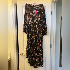Floral long sleeves dress.